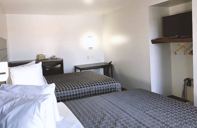 Blue Way Inn By Jasper Near Frost Bank Center - 2 Queen Bed Non Smoking