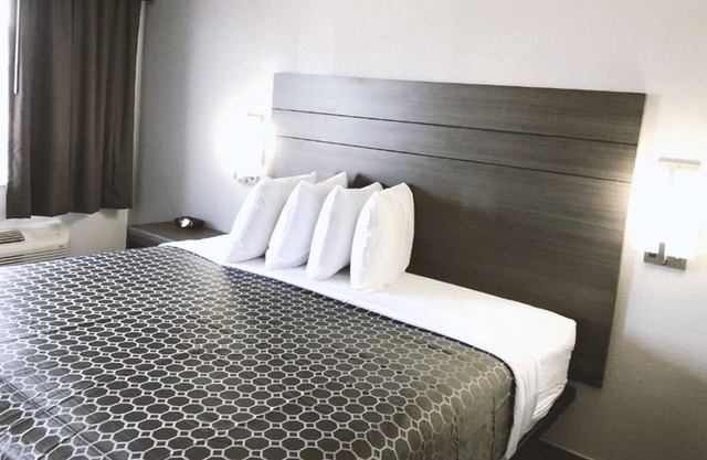 Blue Way Inn By Jasper Near Frost Bank Center -Comfort 1 King Bed Non Smoking