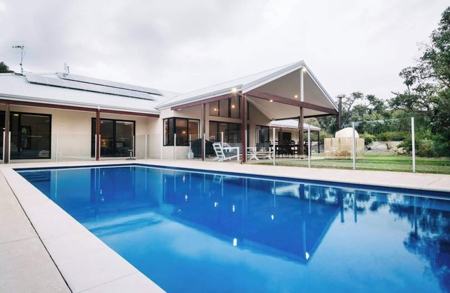 Blue Wren Chic and Spacious Country Pool House