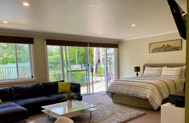 Blue Wren Cottage Scone - fully self contained poolside private studio
