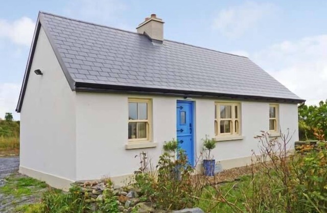 BLUEBELL COTTAGE, family friendly in Spanish Point, County Clare
