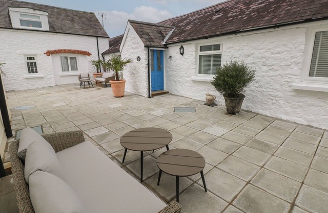 BLUEBELL COTTAGE, pet friendly, with a garden in Manorbier