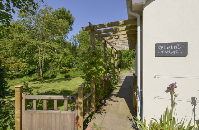 BLUEBELL COTTAGE, pet friendly, with a garden in Mary Tavy