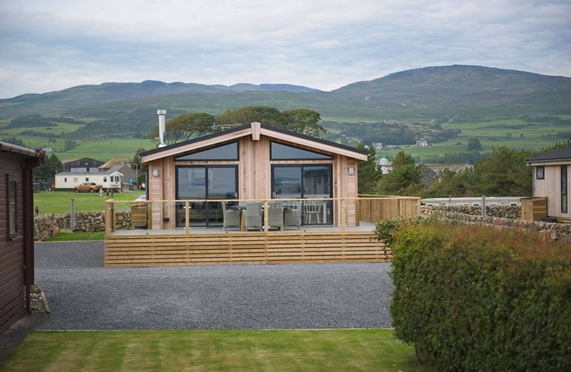 Bluebell Lodge - a lodge that sleeps 6 guests in 3 bedrooms