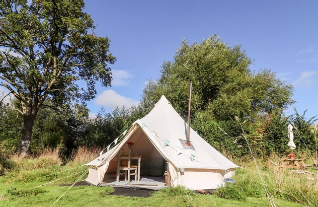 BLUEBELL, romantic, with open fire in Weobley