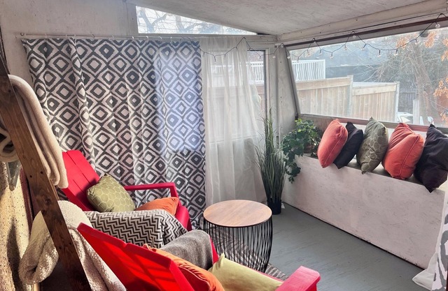 BLUEBERRY - 1 Bedroom/1 Bath Suite in Bankview, Calgary (Sleeps 2)
