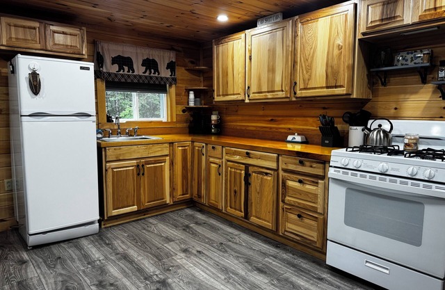 Blueberry Hill Lakeside Retreat. Family/pet friendly.