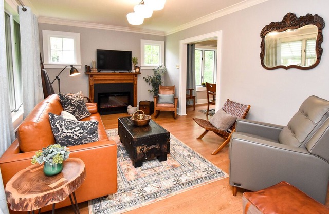 Bluebird Beauty in the Heights! Large 3bd/2 bth close to everything in Heights!