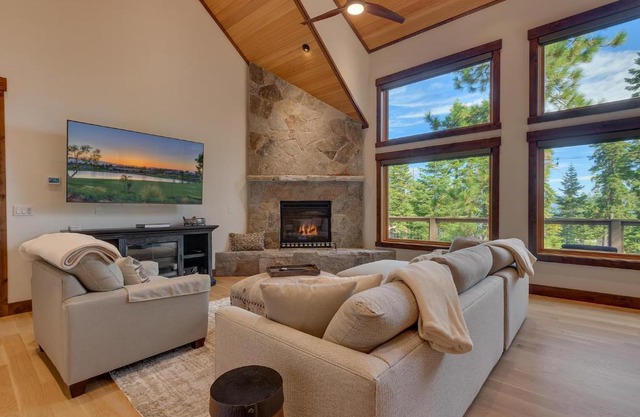 Bluebird Lodge by Tahoe Getaways - 4 BR with Hot Tub, Pool Table & Lake Views