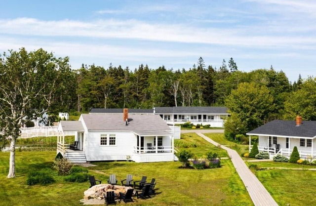 Bluebird Ocean Point Inn | King | Seasonal Outdoor Pool + Private Beach