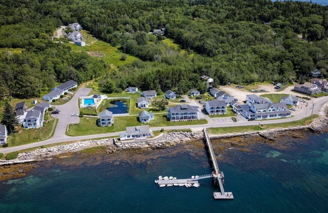 Bluebird Ocean Point Inn | Card Cove King w/Porch | Free Coffee and Tea
