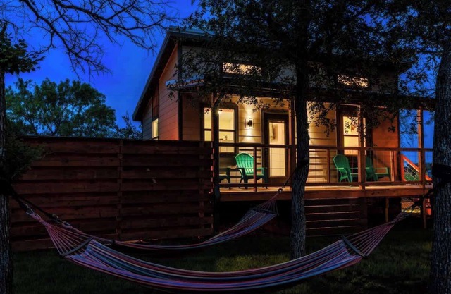Bluebonnet Waterfront Cottage With Hot Tub