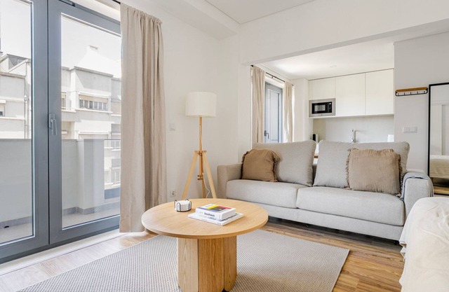 Blueground | Alvalade, balcony, nr Campo Pequeno