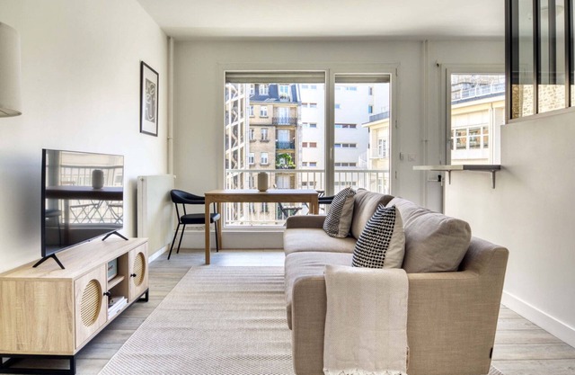 Blueground | Auteuil, balcony, nr Seine
