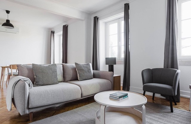 Blueground | Avenida de Roma 2bd apartment