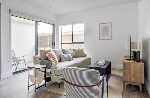 Blueground | Mar Vista, AC, w/d, nr beach