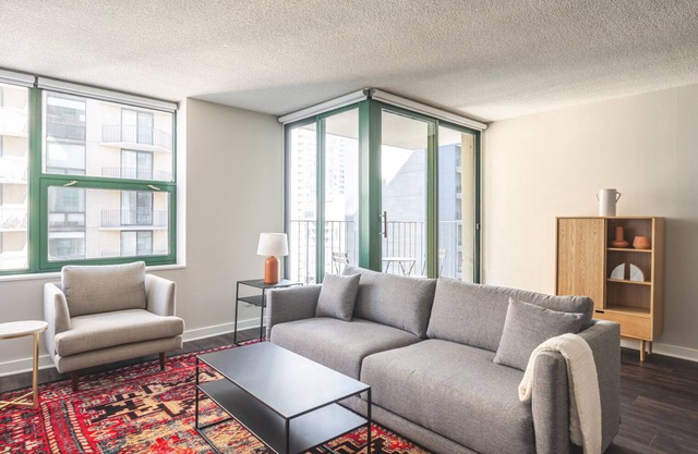Blueground | River North, pool & AC, nr Mile