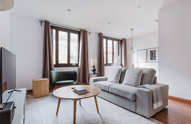 Blueground | Vila de Gràcia 2bd apartment