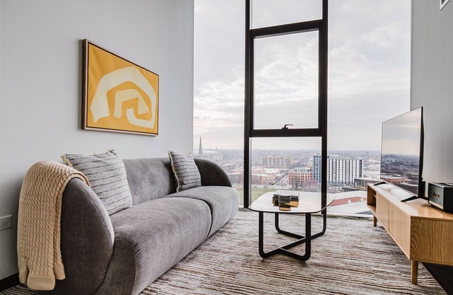 Blueground | West Loop, rooftop pool & gym