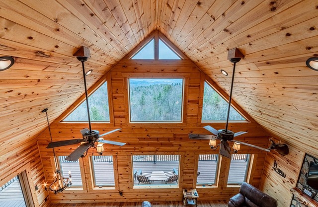 The Majestic Oasis with a Million Dollar View Hot Tub Wifi Fire Pit