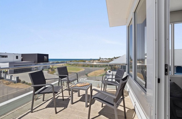 Bluewater Retreat - Bluewater Retreat - Breeze to the beach with ease