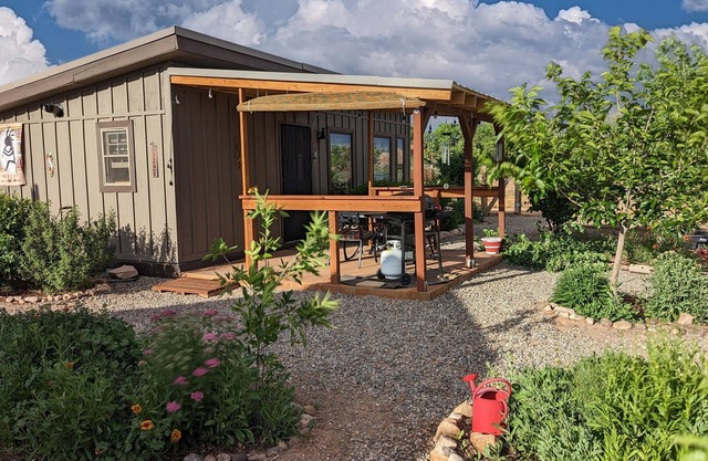 Bluff Bungalow w/ Patio, Dogs Welcome