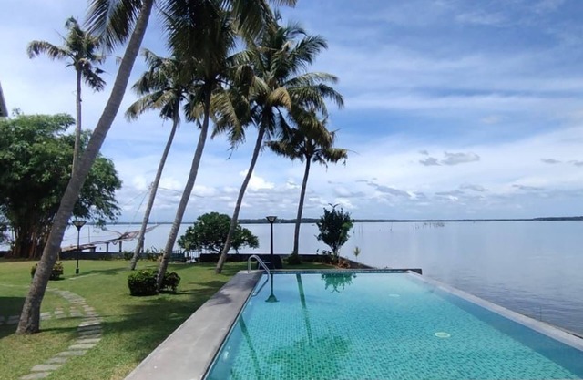 BLUSALZ MANOR Waters Edge Kochi