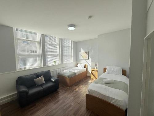 Blyth 6 Bed Apart