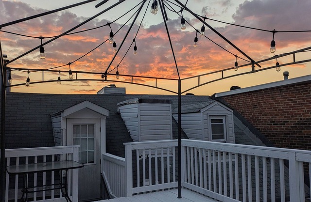 Trendy Neighborhood, Walk to Harbour & Attractions