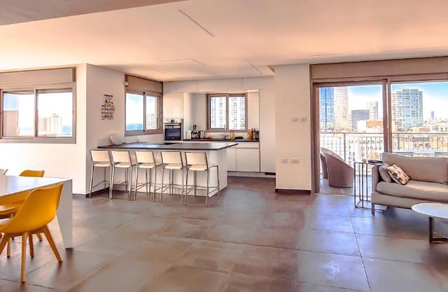 Unique 3 Bdr Penthouse Sea View Florentine #TL48