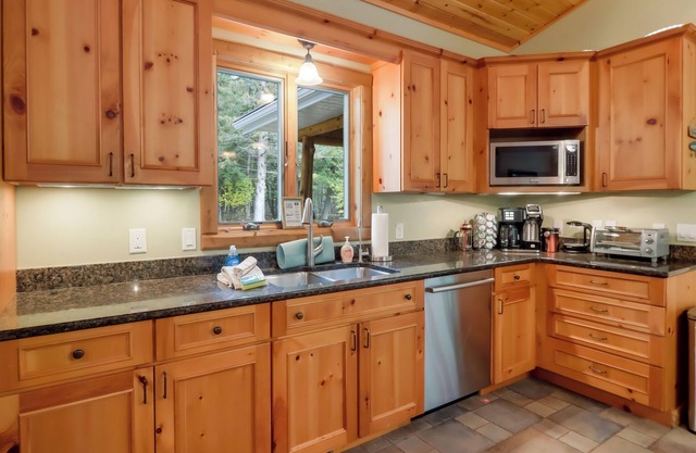 Boardman Monarch! Upscale river lodge! HOT TUB! Fireplace!