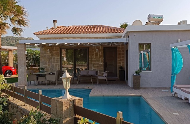 La villa Elena, situada en Kissamos, cuenta con jardín, piscina al aire libre y vistas al mar.