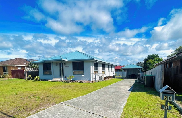 Boat Access with short Walk to River, Pub, Park & fully fenced yard