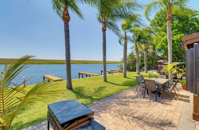Boat, Fish & Swim: Lakefront Cabin in Okeechobee!