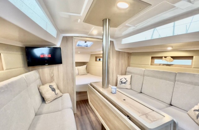 Barco 'Hausboot Segelyacht Nui' en el mar y terraza privada