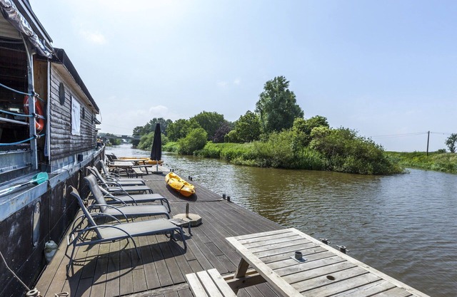 Barco en Merkem cerca del lago y Brooklands