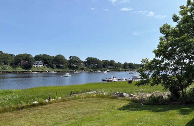 WATERFRONT, pet friendly, dock space available, close to Newburyport and Beaches