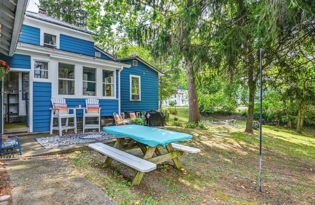 Boat & Unwind! Charming Atwood Lake Farmhouse