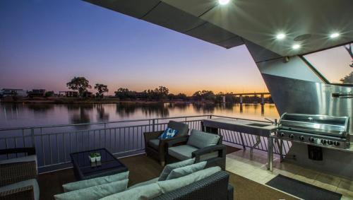 BOATEL Riverdream Luxury Houseboat
