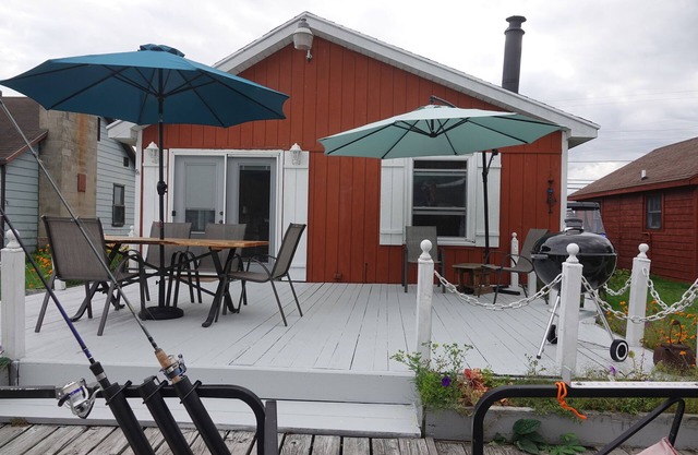 Boaters paradise, beautiful cottage on canal 100 feet from lake.