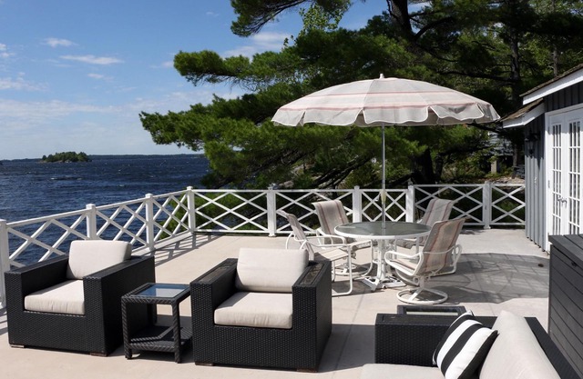 Boathouse Deck! 4Bed 4Bath Cottage on Lake Muskoka! Very Private!