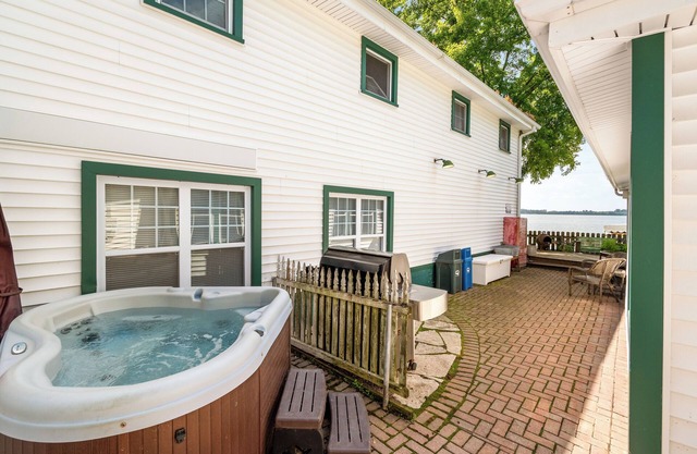 Bartel’s Beach Retreat– on Rock Lake, 30 Min. from Madison