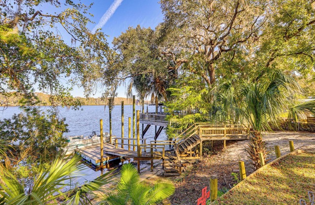 Boathouse w/ Screened Porch: Riverfront Escape!