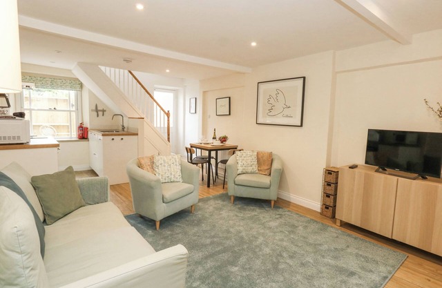 BOBBIN COTTAGE, pet friendly, character holiday cottage in Swanage