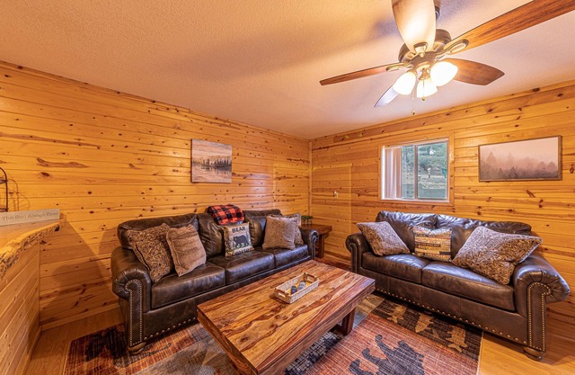 Cabin get away with KING bed, free WIFI, deck, full kitchen & BBQ-washer & dryer