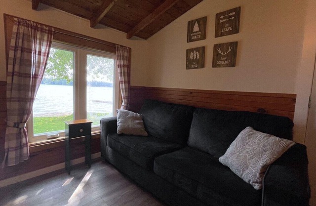 Bobcaygeon Resort Cottage 3 MISSION sleeps 6