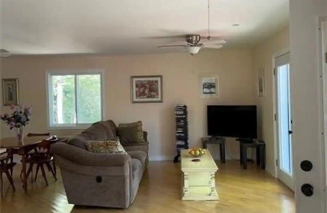 Bobs Lake 3 Bedroom Waterfront : $1495* Last Minute Weekly Special!