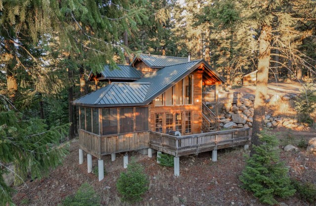 Boccard Point Cabin w/ Jacuzzi and Wood Stove at Green Springs Inn