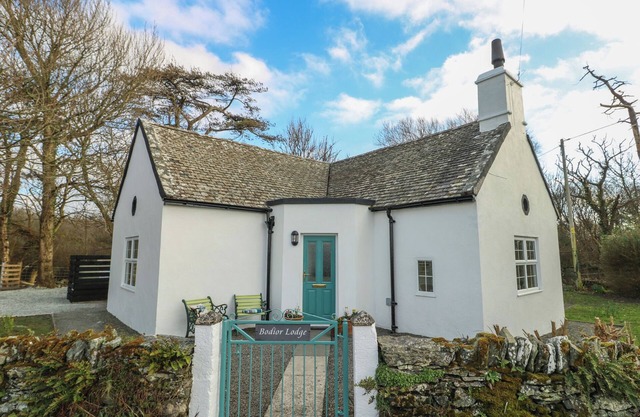 BODIOR LODGE, pet friendly, character holiday cottage in Rhoscolyn