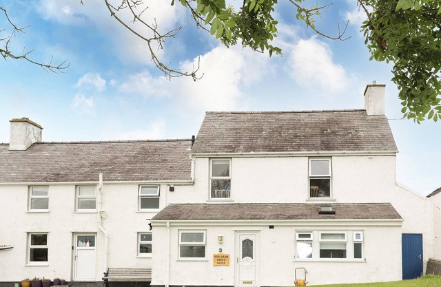 BODLASAN GROES HOUSE, pet friendly, with a garden in Llanfachraeth